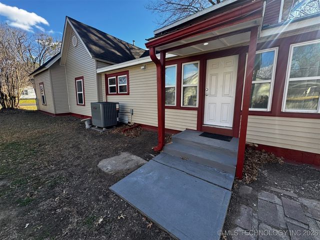 712 S McQuarrie Avenue, Wagoner, OK 74467