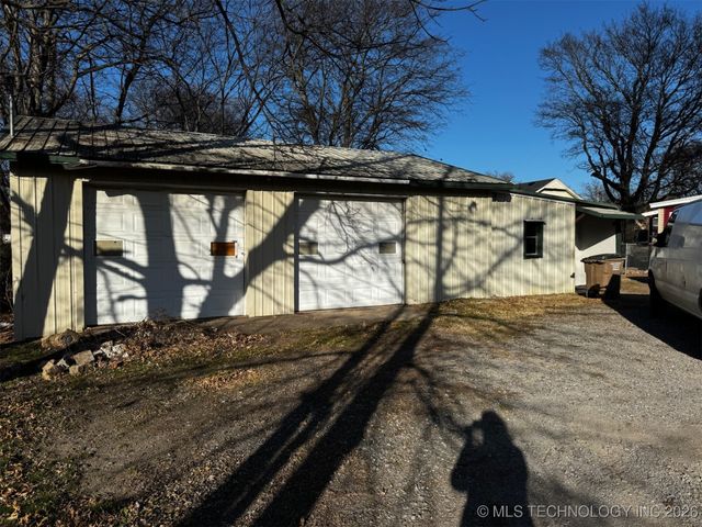 712 S McQuarrie Avenue, Wagoner, OK 74467