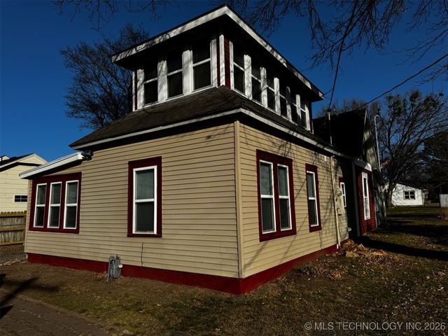 712 S McQuarrie Avenue, Wagoner, OK 74467