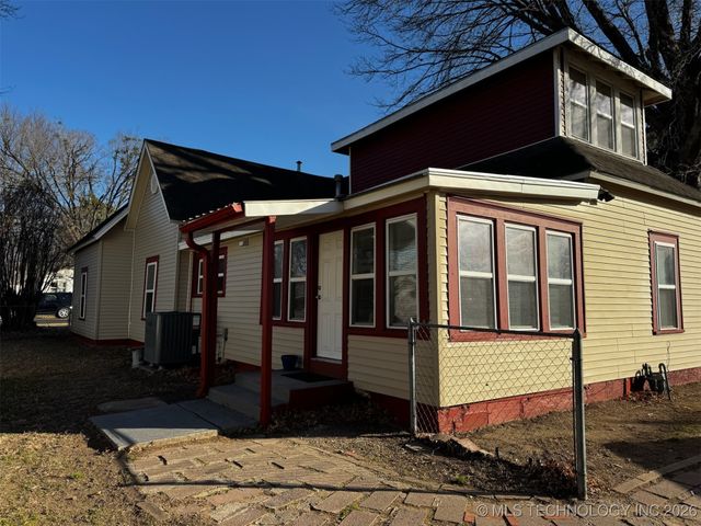 712 S McQuarrie Avenue, Wagoner, OK 74467