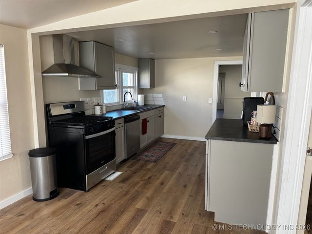 712 S McQuarrie Avenue, Wagoner, OK 74467