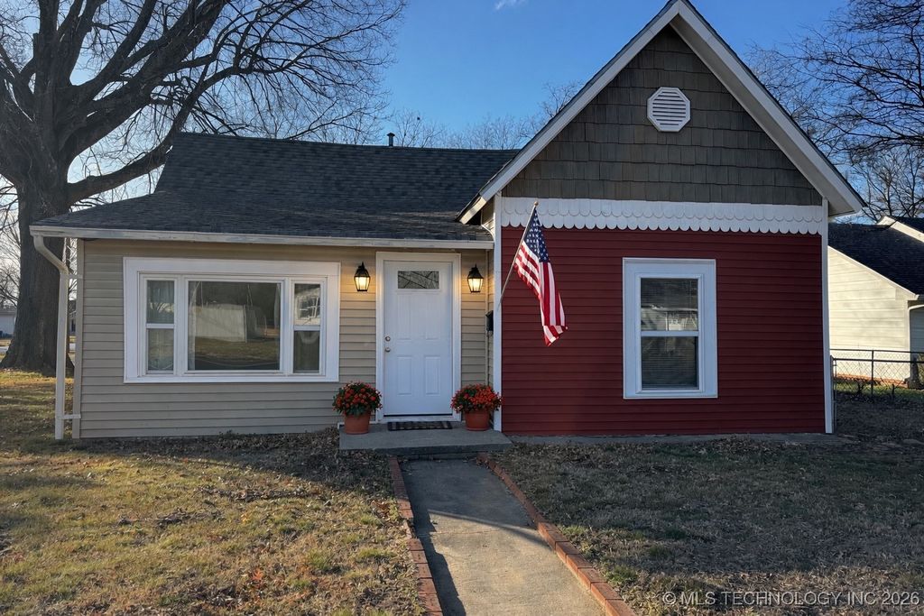 712 S McQuarrie Avenue, Wagoner, OK 74467