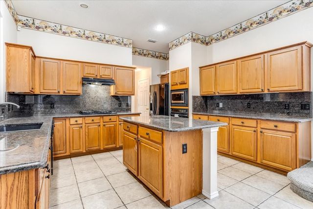 1102 Waterside Court, Mesquite, TX 75181