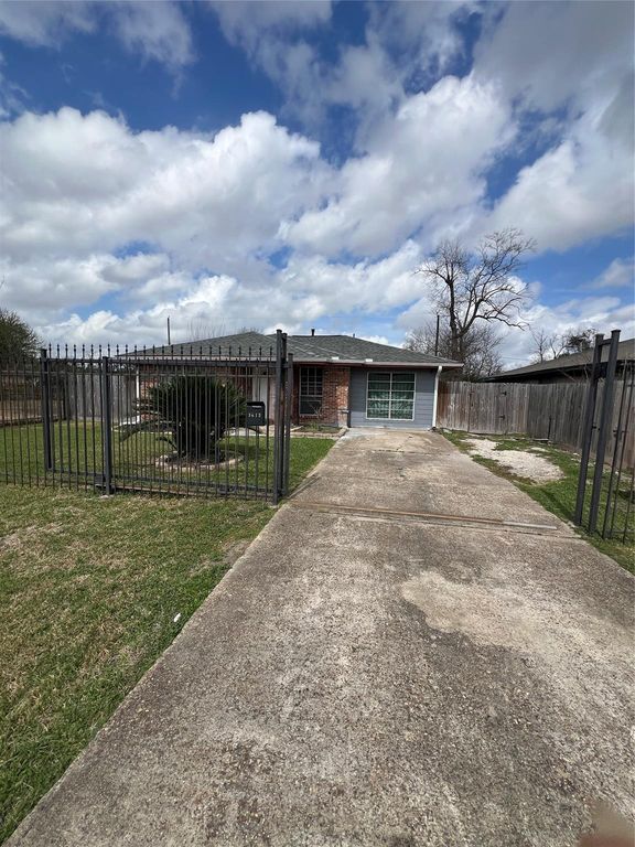 3613 Sparrow Street, Houston, TX 77051
