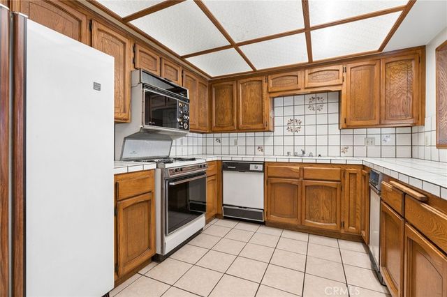 2431 Claremont, Los Angeles, CA 90027