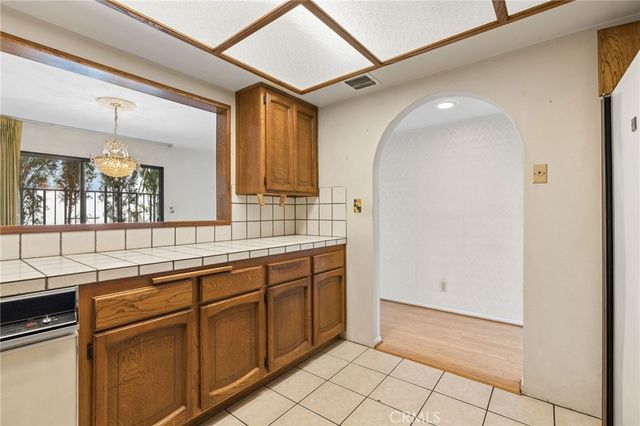 2431 Claremont, Los Angeles, CA 90027