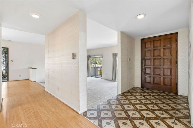 2431 Claremont, Los Angeles, CA 90027