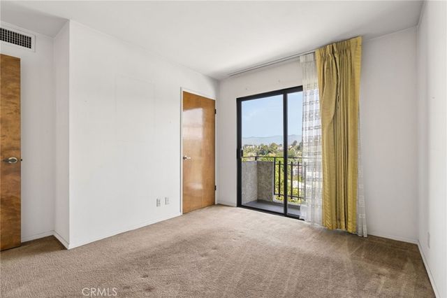 2431 Claremont, Los Angeles, CA 90027