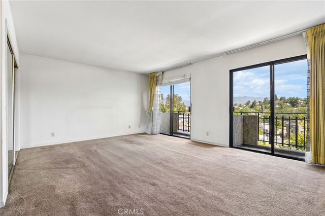 2431 Claremont, Los Angeles, CA 90027