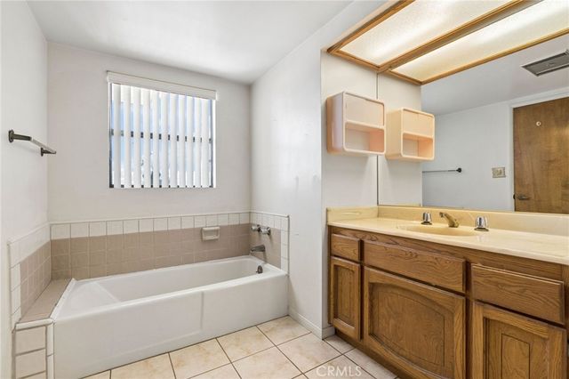 2431 Claremont, Los Angeles, CA 90027