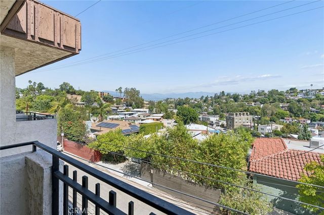 2431 Claremont, Los Angeles, CA 90027