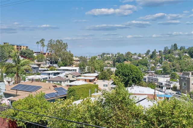 2431 Claremont, Los Angeles, CA 90027