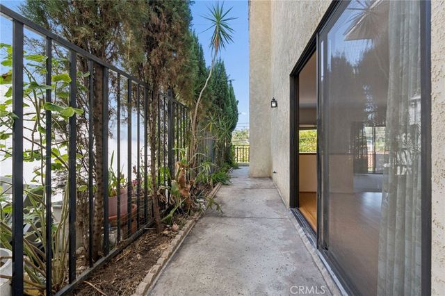 2431 Claremont, Los Angeles, CA 90027