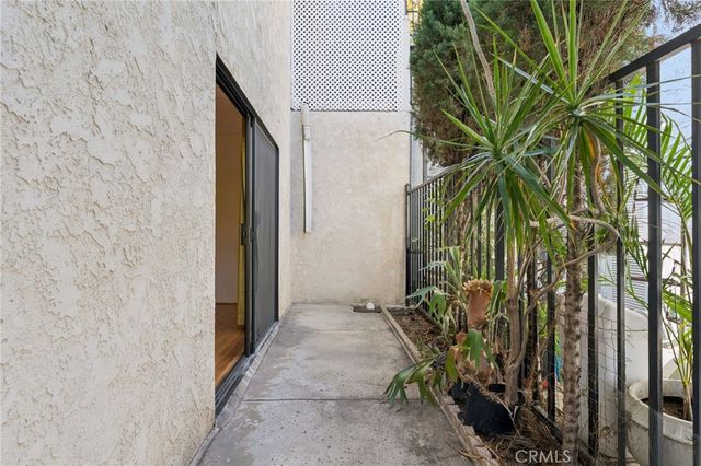2431 Claremont, Los Angeles, CA 90027