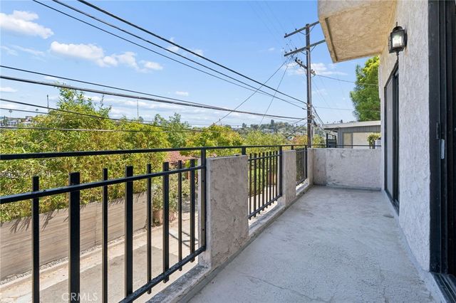 2431 Claremont, Los Angeles, CA 90027