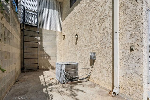 2431 Claremont, Los Angeles, CA 90027