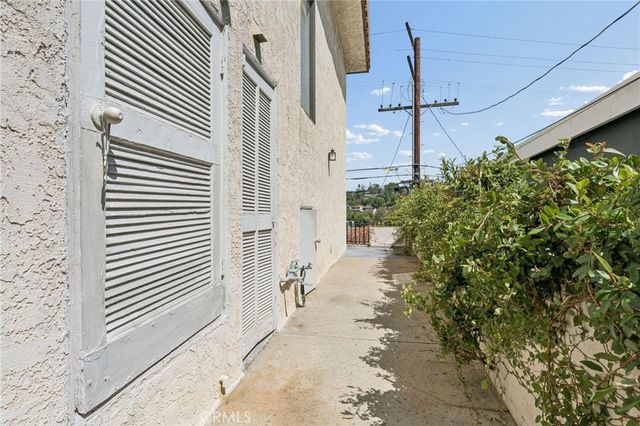 2431 Claremont, Los Angeles, CA 90027