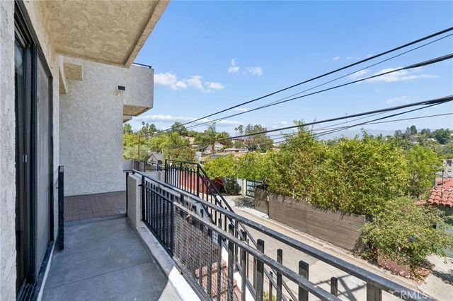 2431 Claremont, Los Angeles, CA 90027