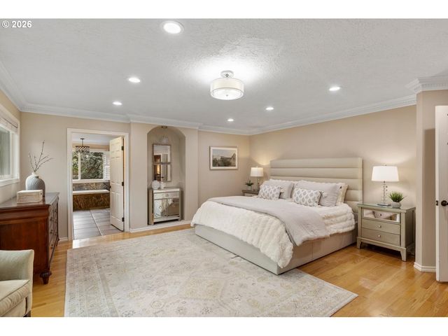 5444 WESTFIELD Ct, Lake Oswego, OR 97035
