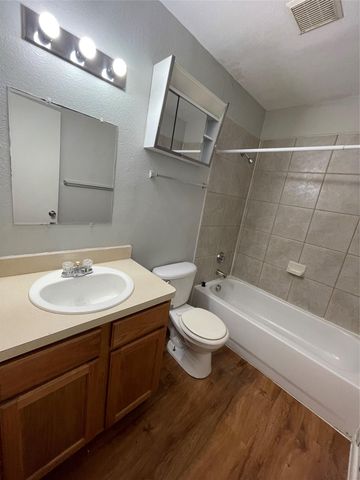 7206 Twin Crest DR 202, Austin, TX 78752
