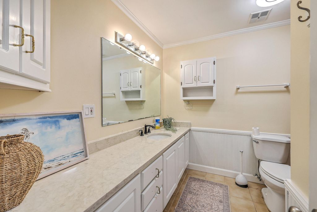 Image 10 of property listing at 201 Sweetbriar Road, Summerville, SC 29485