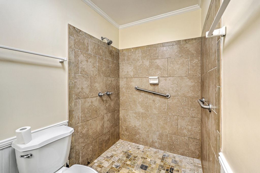 Image 11 of property listing at 201 Sweetbriar Road, Summerville, SC 29485