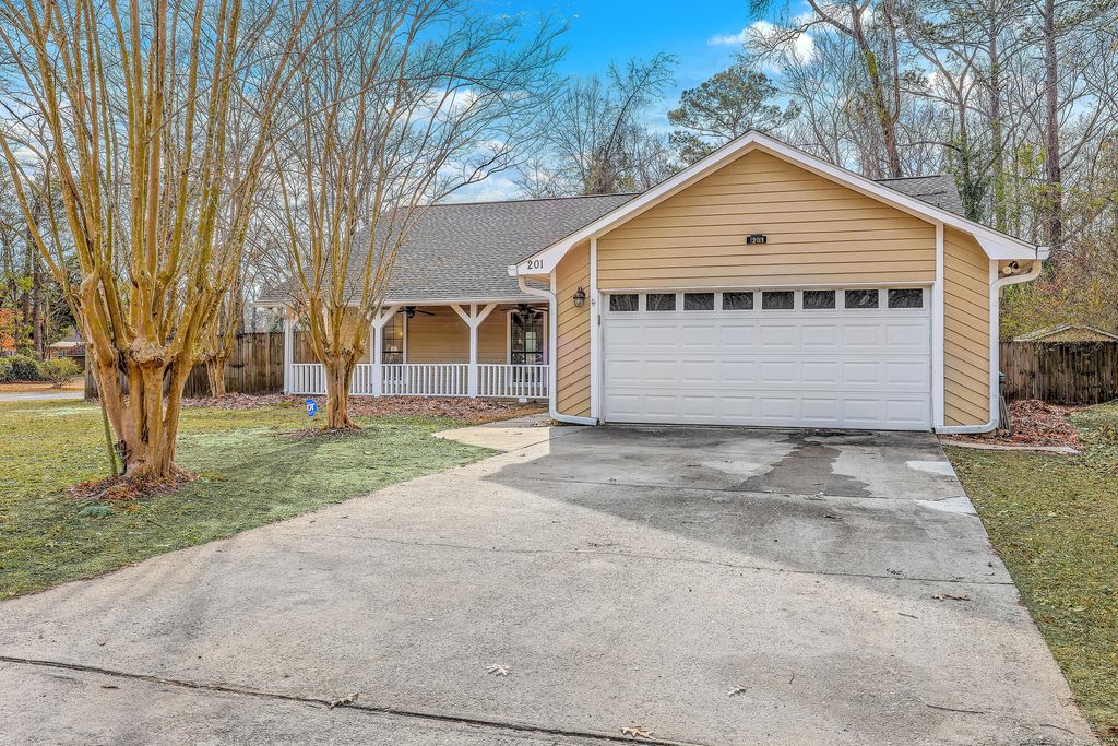 Image 13 of property listing at 201 Sweetbriar Road, Summerville, SC 29485