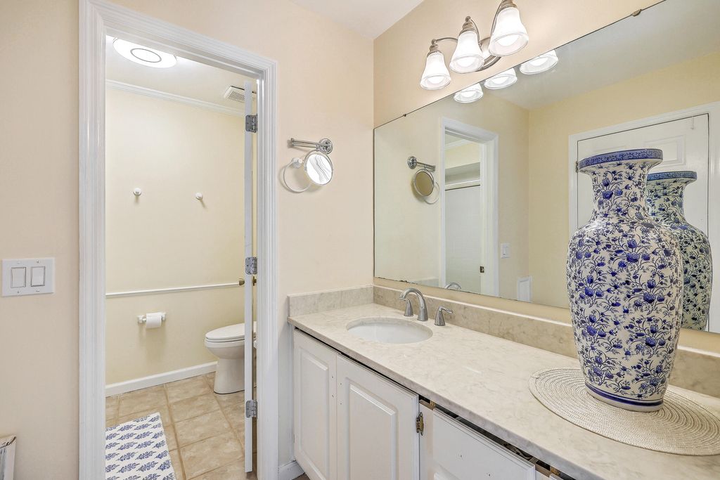 Image 16 of property listing at 201 Sweetbriar Road, Summerville, SC 29485