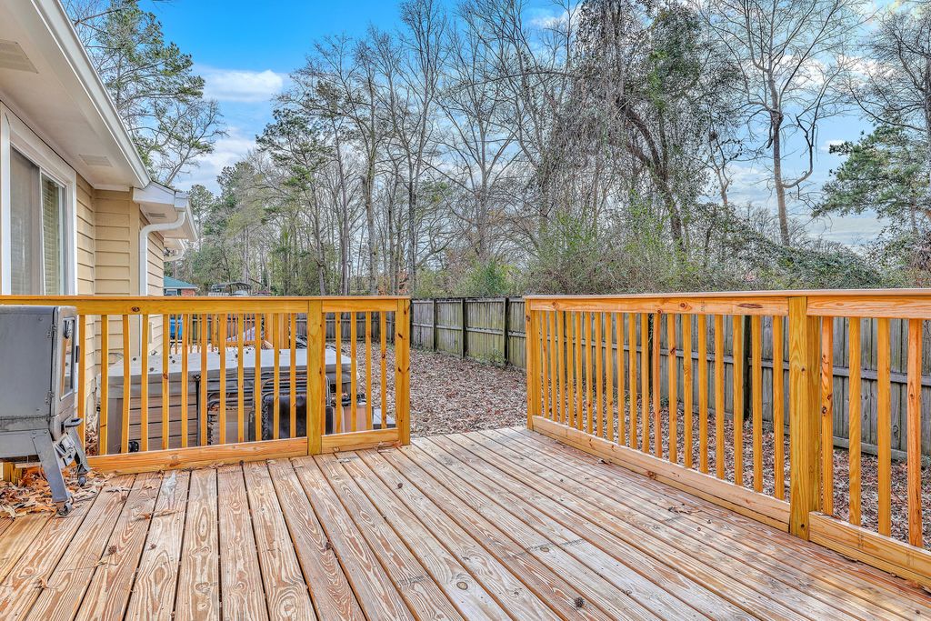 Image 17 of property listing at 201 Sweetbriar Road, Summerville, SC 29485