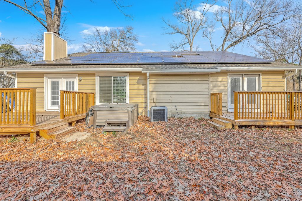 Image 19 of property listing at 201 Sweetbriar Road, Summerville, SC 29485