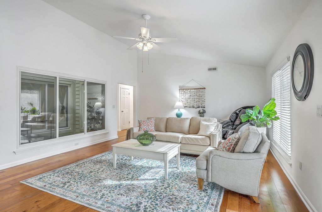 Image 25 of property listing at 201 Sweetbriar Road, Summerville, SC 29485