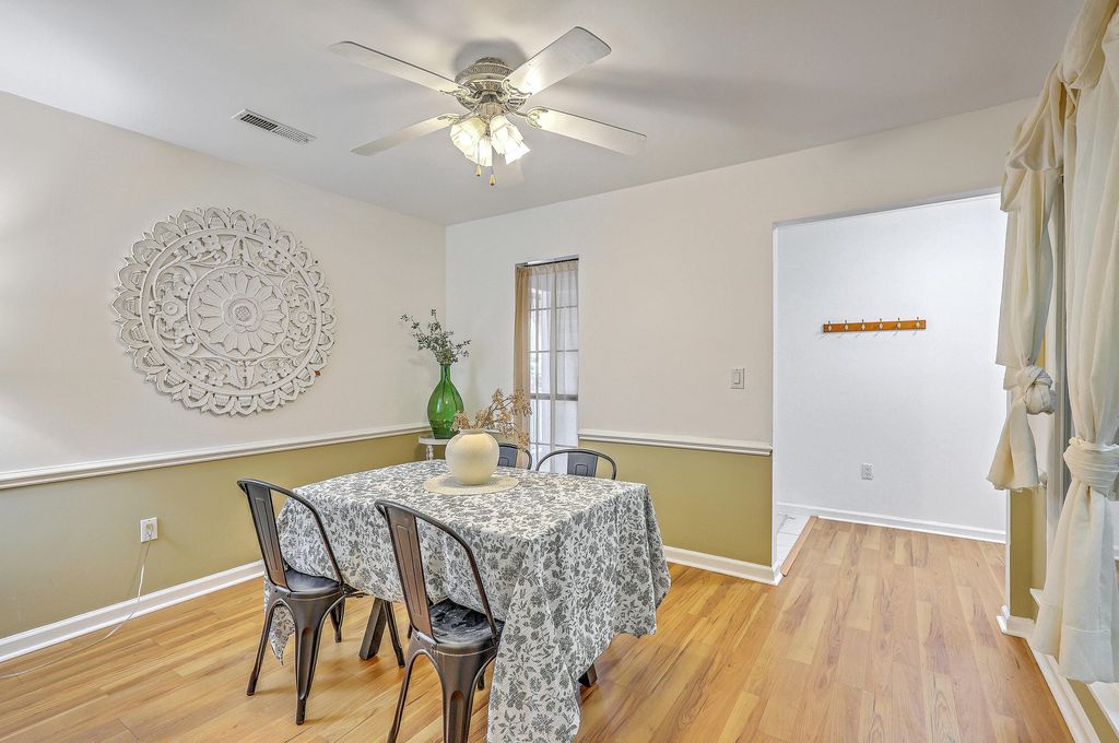 Image 27 of property listing at 201 Sweetbriar Road, Summerville, SC 29485