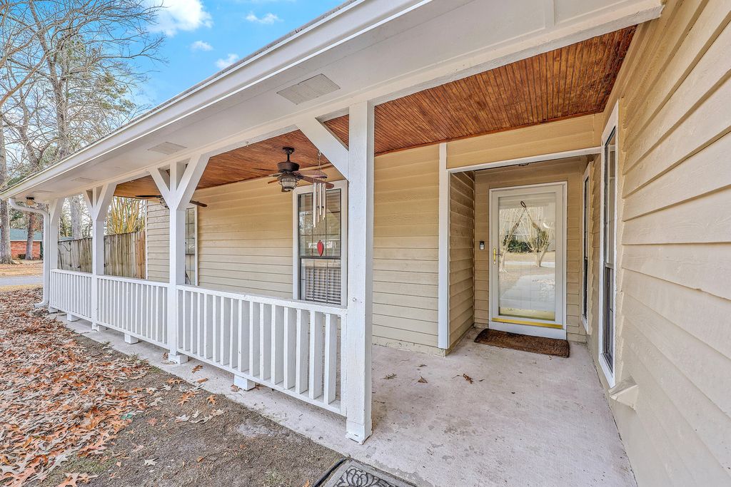 Image 28 of property listing at 201 Sweetbriar Road, Summerville, SC 29485