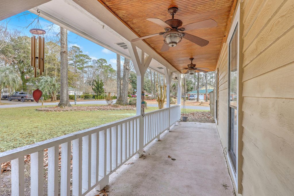 Image 29 of property listing at 201 Sweetbriar Road, Summerville, SC 29485
