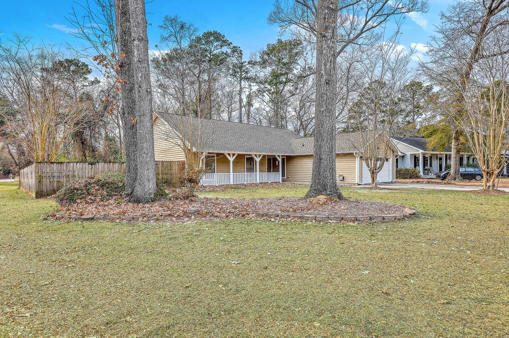 Image 31 of property listing at 201 Sweetbriar Road, Summerville, SC 29485