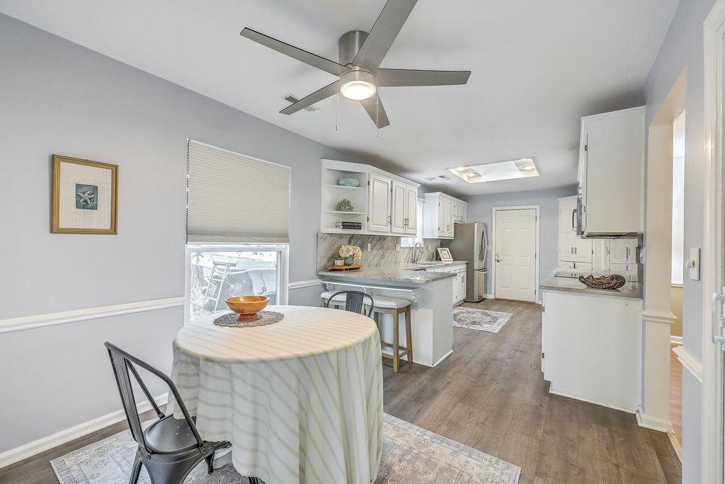 Image 4 of property listing at 201 Sweetbriar Road, Summerville, SC 29485