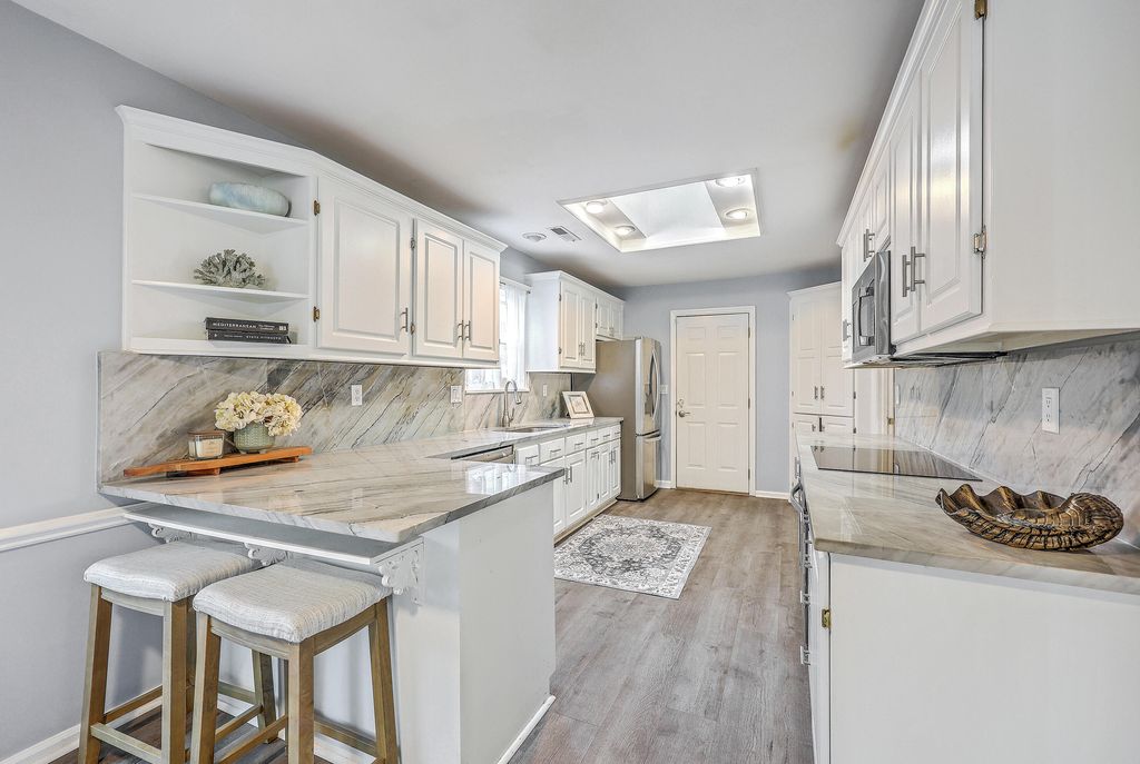 Image 5 of property listing at 201 Sweetbriar Road, Summerville, SC 29485