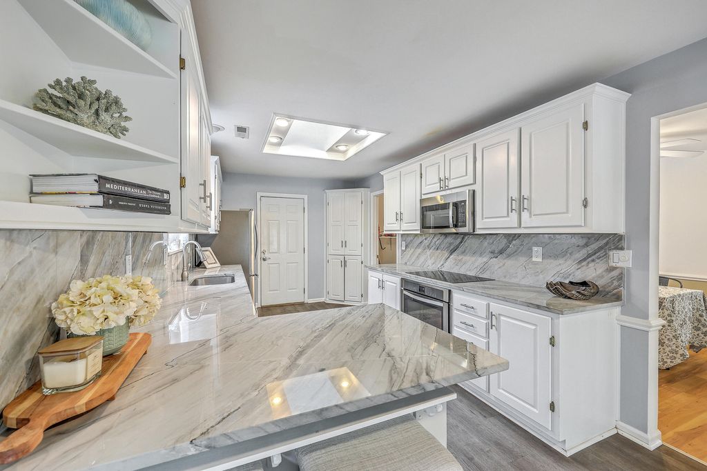 Image 6 of property listing at 201 Sweetbriar Road, Summerville, SC 29485