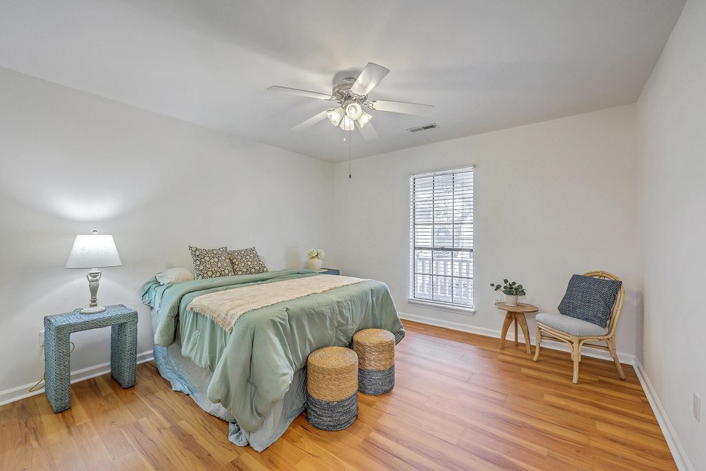 Image 8 of property listing at 201 Sweetbriar Road, Summerville, SC 29485