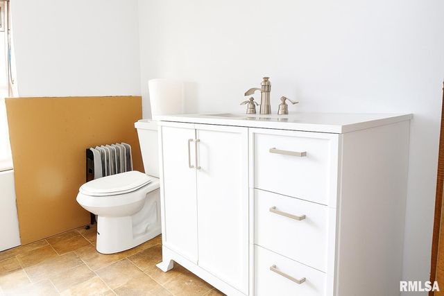 1306 NEWTON Avenue, Johnston City, IL 62959