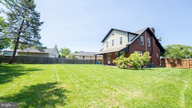 9 OAKWOOD CIR, Camp Hill, PA 17011
