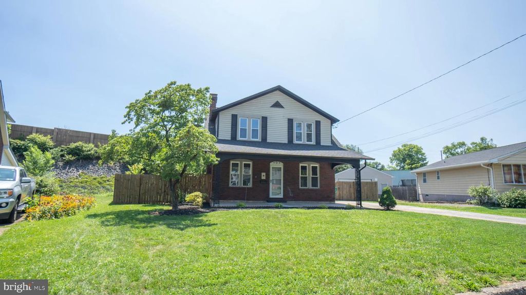 9 OAKWOOD CIR, Camp Hill, PA 17011