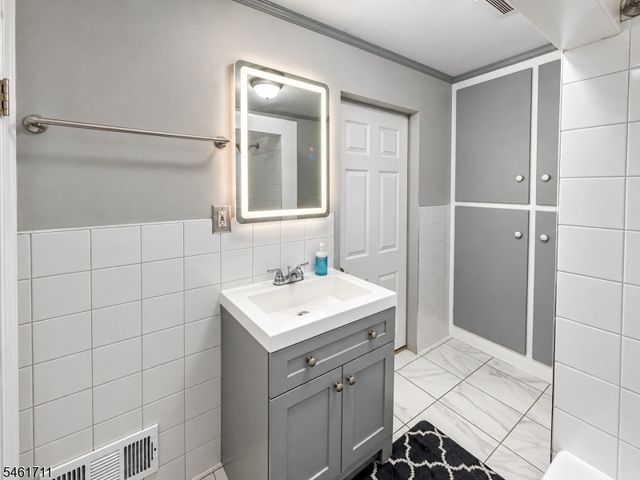 1922 Barnett St, Rahway City, NJ 07065
