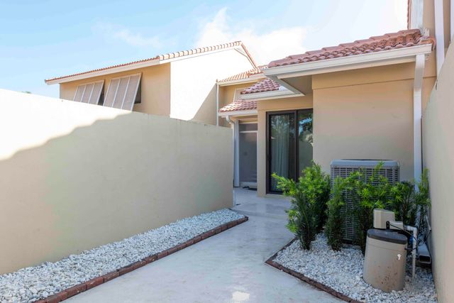 257 OLD MEADOW Way, Palm Beach Gardens, FL 33418