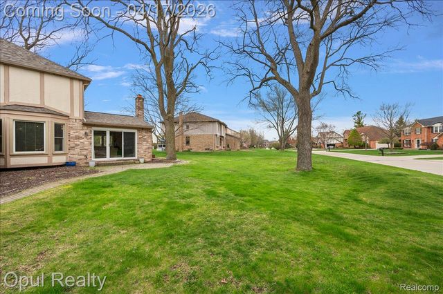 22797 Shadowglen Drive, Farmington Hills, MI 48335