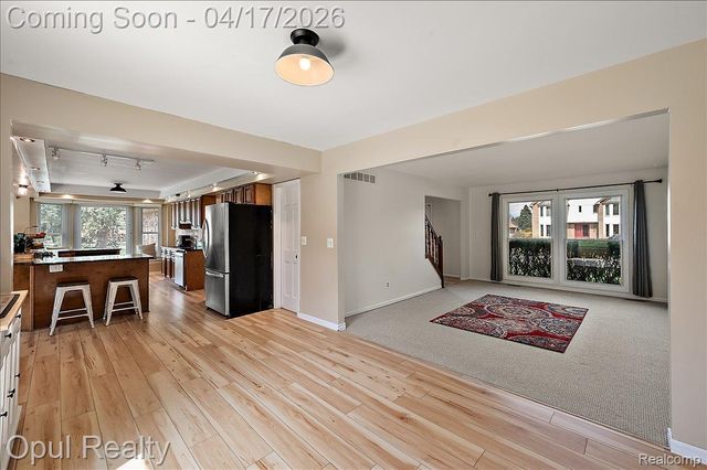 22797 Shadowglen Drive, Farmington Hills, MI 48335