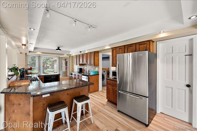 22797 Shadowglen Drive, Farmington Hills, MI 48335