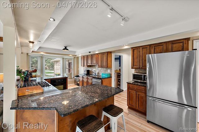 22797 Shadowglen Drive, Farmington Hills, MI 48335