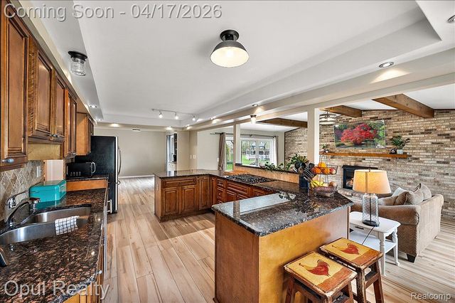 22797 Shadowglen Drive, Farmington Hills, MI 48335