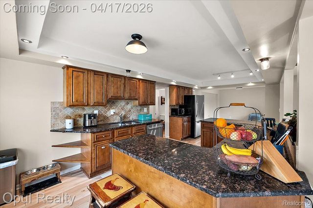 22797 Shadowglen Drive, Farmington Hills, MI 48335